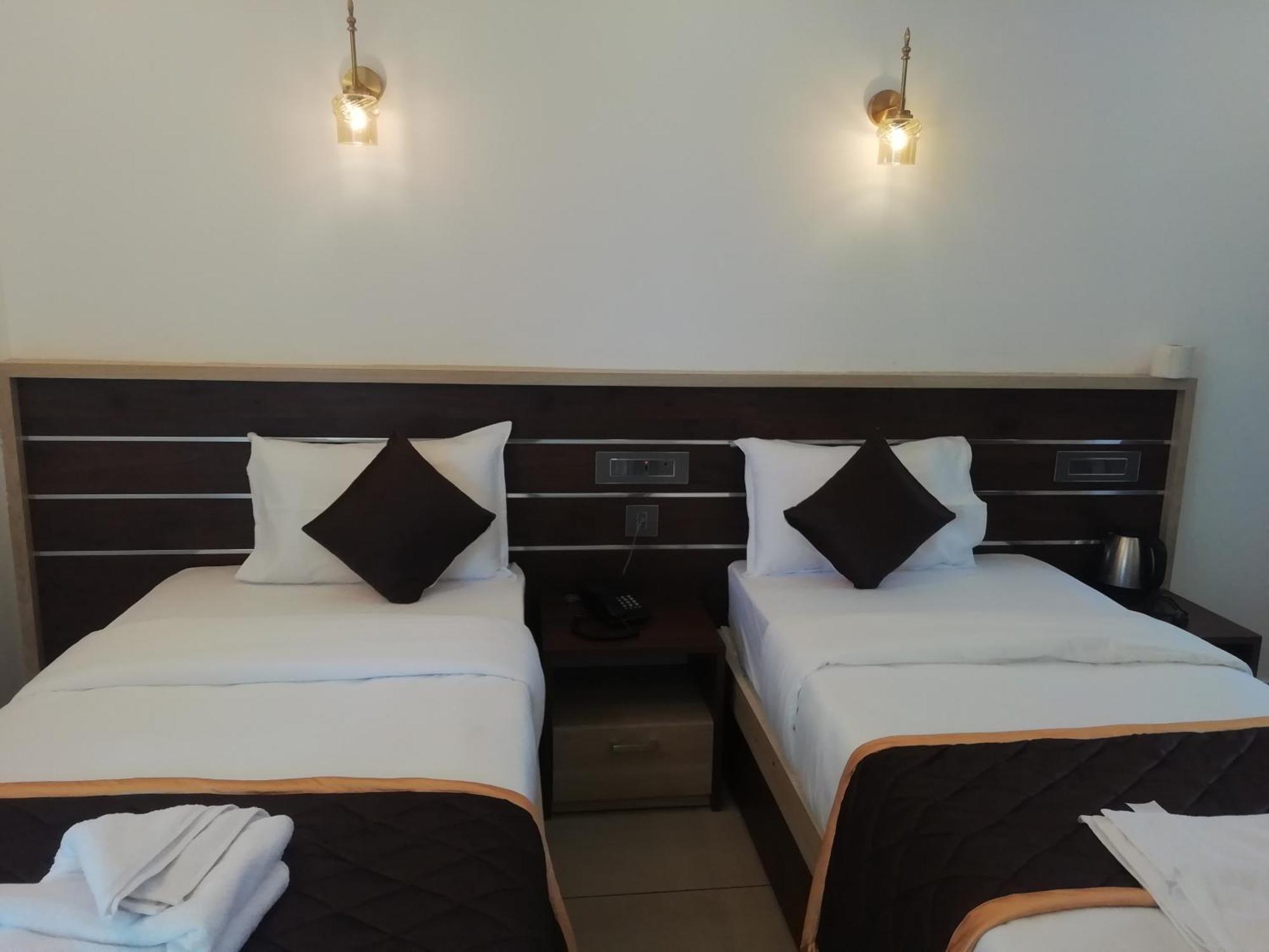 Paul Residency Hotell Nedumbassery Exteriör bild