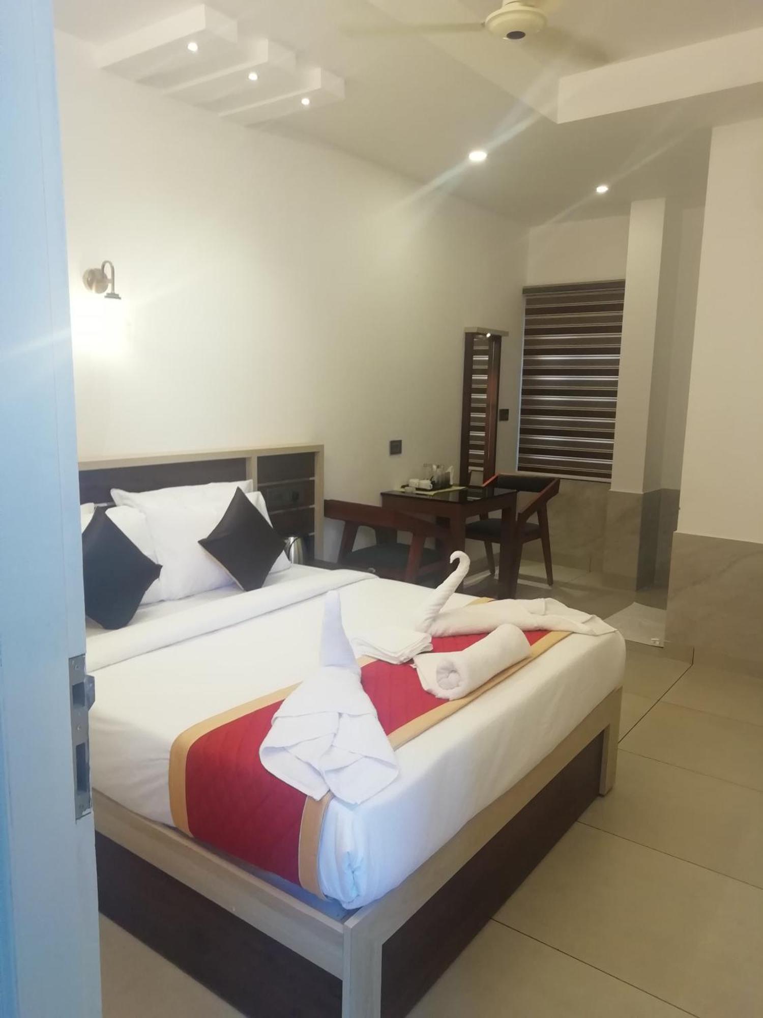 Paul Residency Hotell Nedumbassery Exteriör bild
