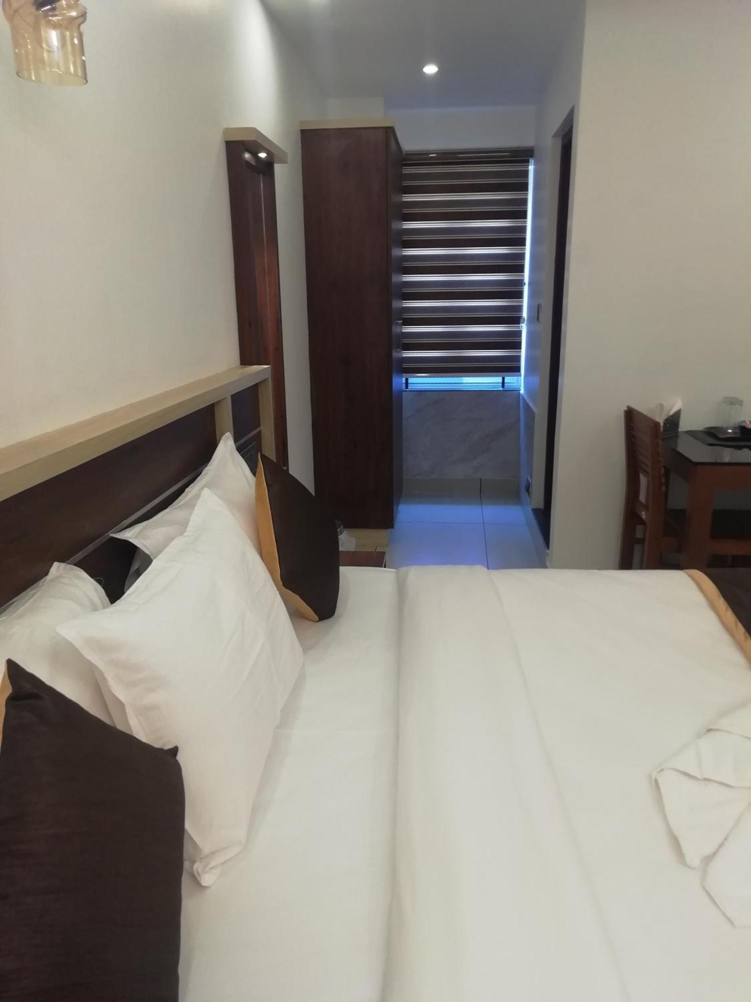 Paul Residency Hotell Nedumbassery Exteriör bild